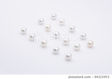 Multiple rows of white pearl pearls Multiple rows of white pearl pearls 94323953