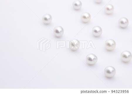 Multiple rows of white pearl pearls 94323956