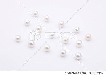 Multiple rows of white pearl pearls 94323957