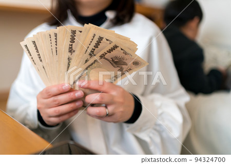 育兒費用 94324700