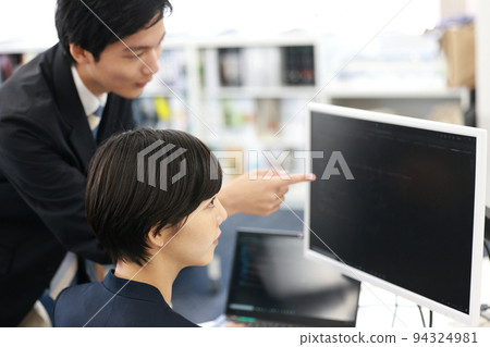 一位女工程師正在接受前輩的編程講座_1 94324981