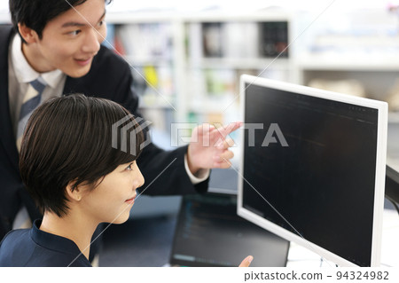 一位微笑的女工程師正在接受前輩的編程講座_1 94324982