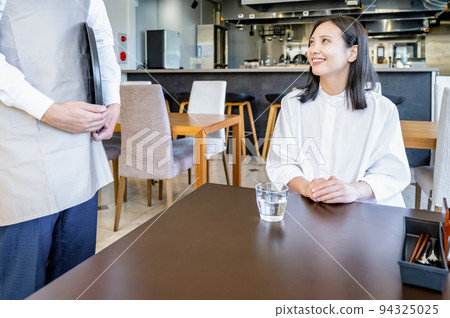 餐廳男員工為年輕女性顧客點菜 94325025