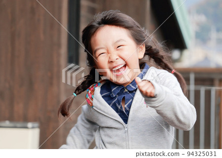 girl running with a smile 94325031