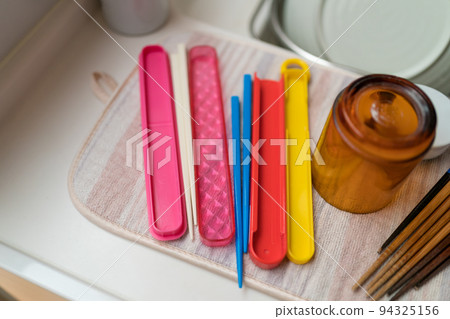 wash chopsticks for school lunch 94325156