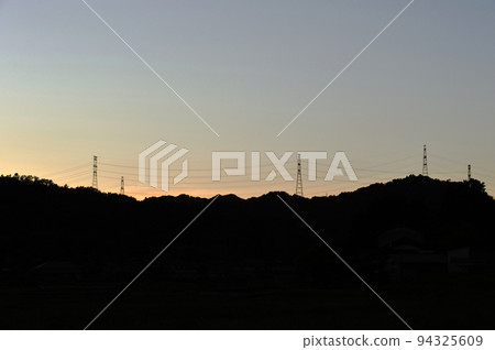 在山和輸電線的日落 94325609