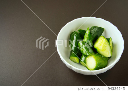 A delicious cucumber salt massage that is essential for hot summer to replenish salt 94326245