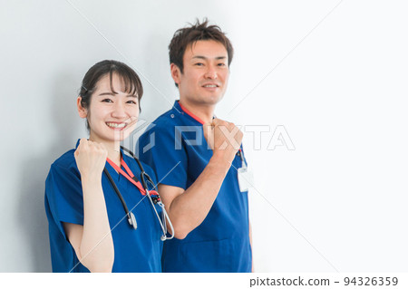 穿藍色診所製服的醫務人員（醫生/醫生）的男女 94326359