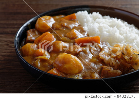 Curry and rice  94328173