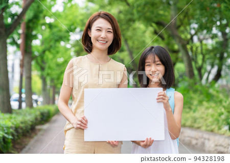 Parent and child holding a whiteboard Smile 94328198