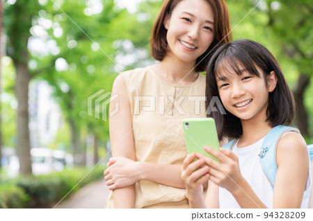 Parent and child and smartphone 94328209