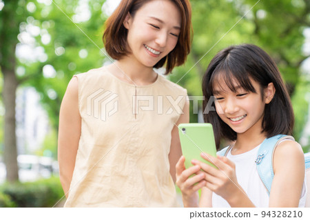 父母和孩子和智能手機 94328210