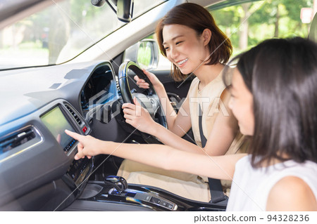 父母和孩子和汽車汽車導航 父母和孩子和汽車汽車導航 94328236