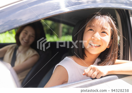 父母和孩子和汽車 94328238