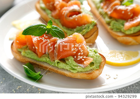Toasts with salted salmon and avocado guacamole 94329299