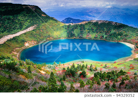 [Fukushima Prefecture/Jyododaira] See Goshiki-numa (Witch's Eyes) in autumn leaves from Mt. 94329352