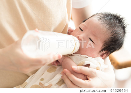 家庭媽媽和寶寶 94329464