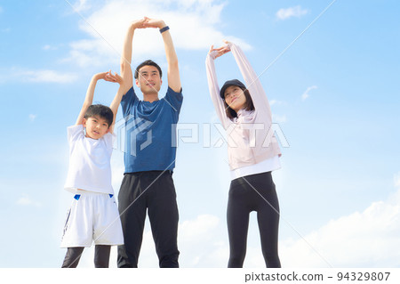 夫婦和孩子在戶外伸展家庭形象 94329807