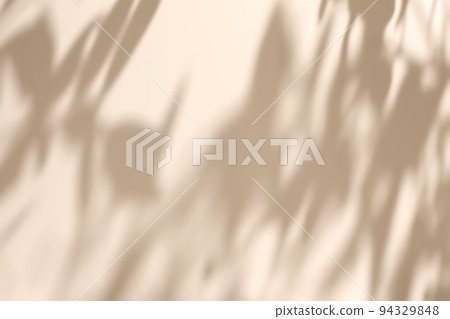 Shadow of leaves on solid beige wall texture background 94329848