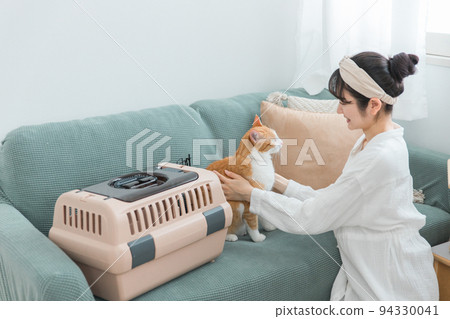 將貓放在手提袋中的婦女（門診） 94330041