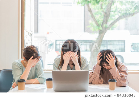 擔心看個人電腦的女性和商界女性（壓力休克） 94330043