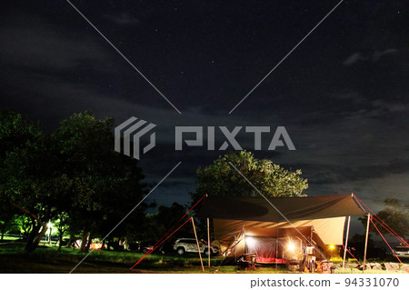 Night at the campsite/cloudy sky Night at the campsite/cloudy sky 94331070