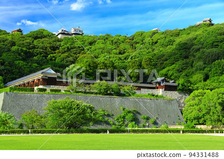 [Ehime Prefecture] Matsuyama Castle seen from Shiroyama Park (Ninomaru Historical Garden and Castle Tower) 94331488