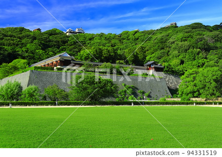 [愛媛縣]從城山公園看到的松山城（二之丸歷史庭園和天守閣） 94331519