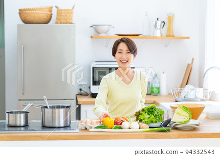 廚房裡的中年家庭主婦 廚房裡的中年家庭主婦 94332543