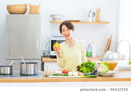 廚房裡的中年家庭主婦 廚房裡的中年家庭主婦 94332550