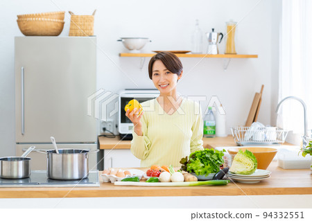廚房裡的中年家庭主婦 廚房裡的中年家庭主婦 94332551