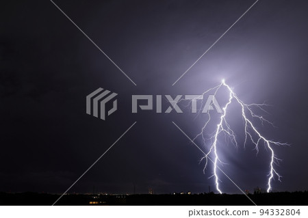 自然天氣閃電來襲,看起來它同時擊中了兩個地方。我一時目瞪口呆 自然天氣閃電來襲,看起來它同時擊中了兩個地方。我一時目瞪口呆 94332804