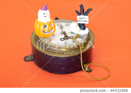 為萬聖節拍攝小物件(南瓜、舊鐘錶) 為萬聖節拍攝小物件(南瓜、舊鐘錶) 94332806