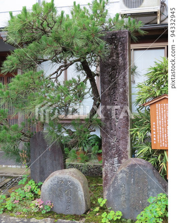 明治維新三位偉人、長州藩桂小五郎和木戶孝義藏身於但馬出石的粗貨商遺址和石碑。 94332945