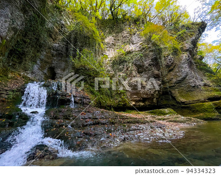 Mossy canyon with clean waterfall 94334323