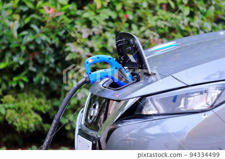 被充電的電動汽車的形象 94334499