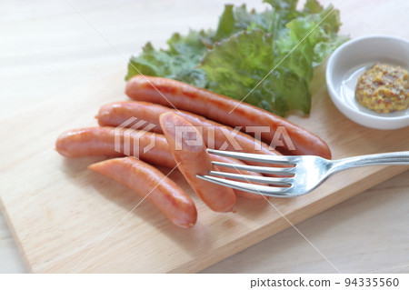 切菜板上的維納香腸 94335560