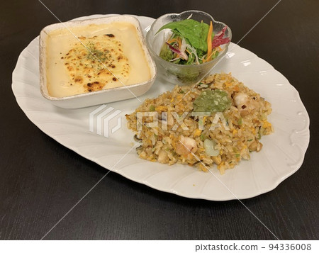 Octopus pilaf dish 94336008