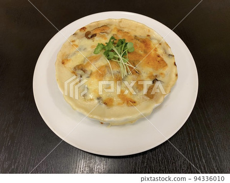 Doria with salmon and mushrooms Doria with salmon and mushrooms 94336010