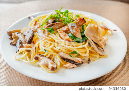 大量蘑菇和鮭魚的日式意大利面 94336980