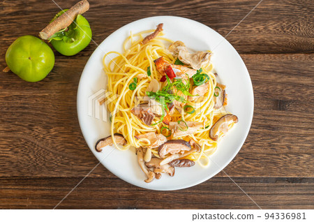 Japanese-style pasta with plenty of mushrooms and salmon 94336981