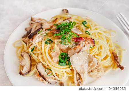 大量蘑菇和鮭魚的日式意大利面 94336983