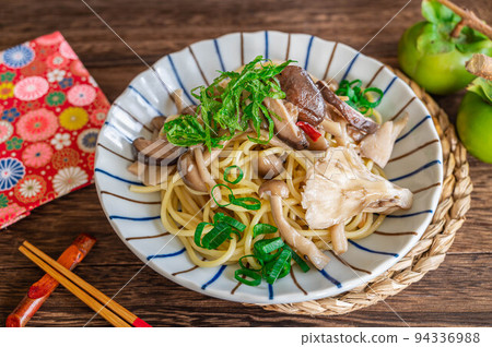 蘑菇日式意大利面 94336988