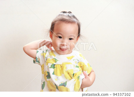 一個害羞的女孩 一個害羞的女孩 94337102