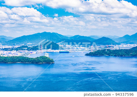 這是廣島市港口部分的風景。左邊是元品公園和G7會場酒店,右邊是金輪島。廣島 這是廣島市港口部分的風景。左邊是元品公園和G7會場酒店,右邊是金輪島。廣島 94337596