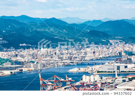 從廣島灣看廣島市。可以看到出島區、南吉島、江波等的街道。廣島 94337602