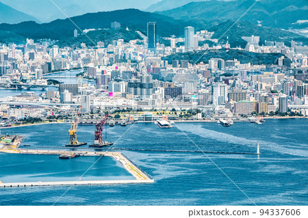 從瀨戶內海的一個島的山頂俯瞰廣島市。可以看到廣島港和廣島站前。廣島 94337606