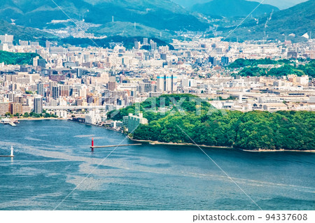 從瀨戶內海的一個島的山頂俯瞰廣島市。前面可以看到廣島港和元品公園，還有小津和筱目。 94337608