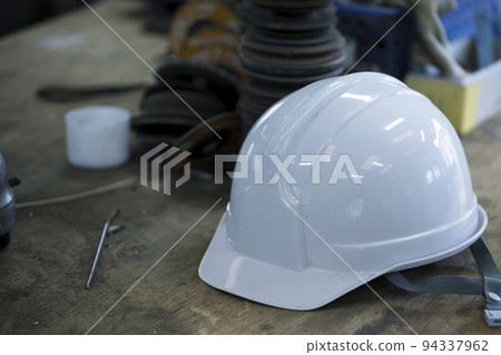 放置在工廠車間的頭盔 94337962