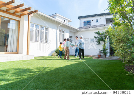 三代家庭在花園裡玩 94339031